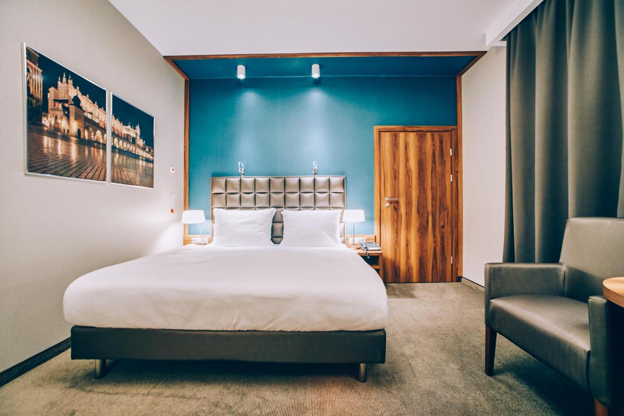 Standard Queen Room Accessible